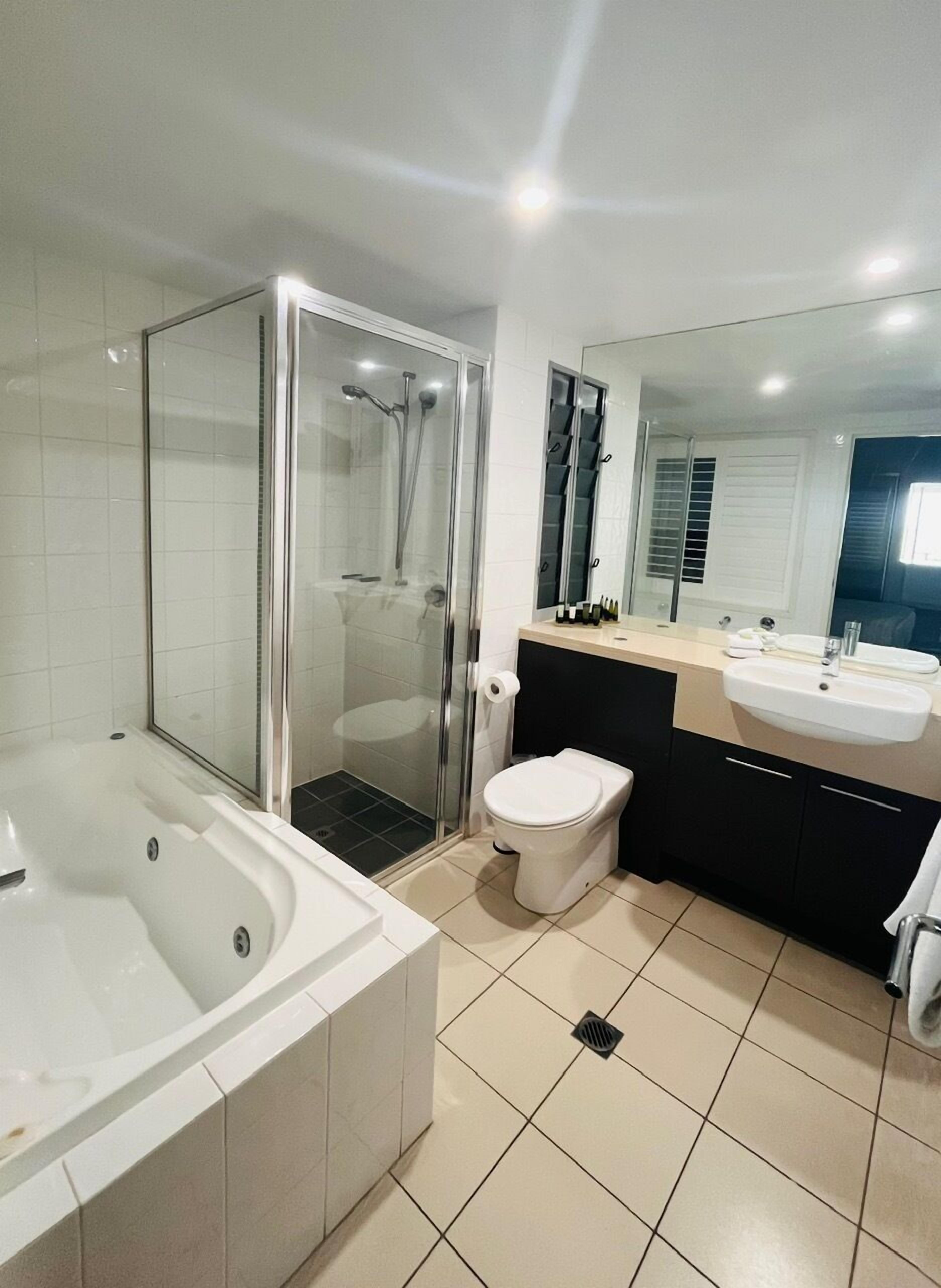 One-Bedroom Apartment Spa Bath Water View,1498967872:JPEG
