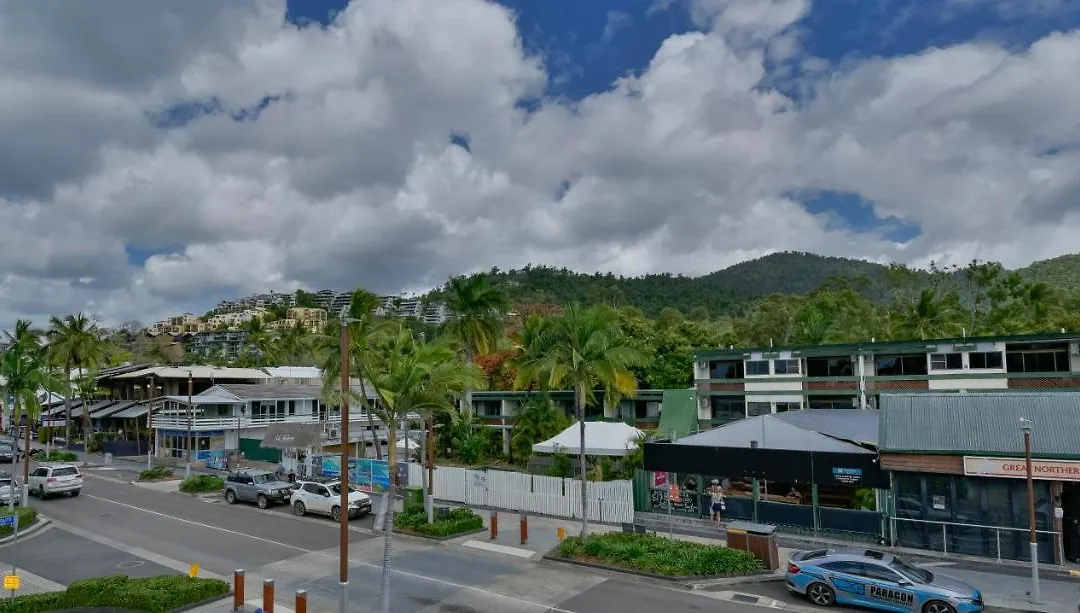 2 Bedroom Unit, Centre Of Airlie With Town View-1