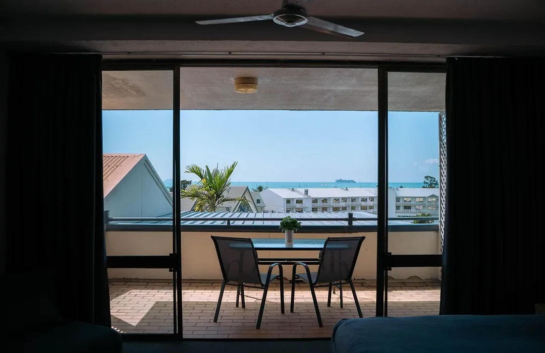 Studio Apartment, Centre Of Airlie With Sea Views-1