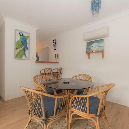2 Bedroom Unit, Centre Of Airlie With Town View-2