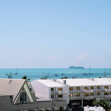Studio Apartment, Centre Of Airlie With Sea Views-2