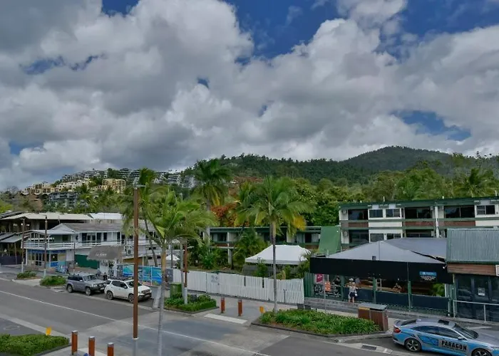 2 Bedroom Unit, Centre Of Airlie With Town View Airlie Beach