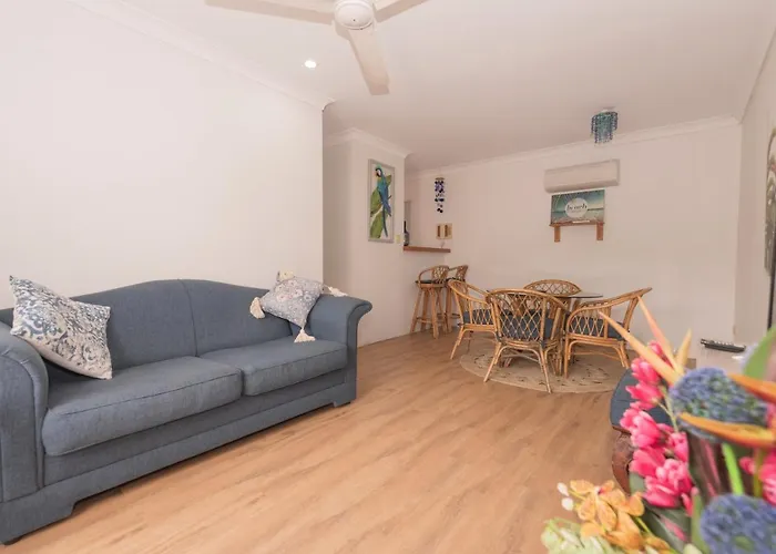 2 Bedroom Unit, Centre Of Airlie With Town View Airlie Beach
