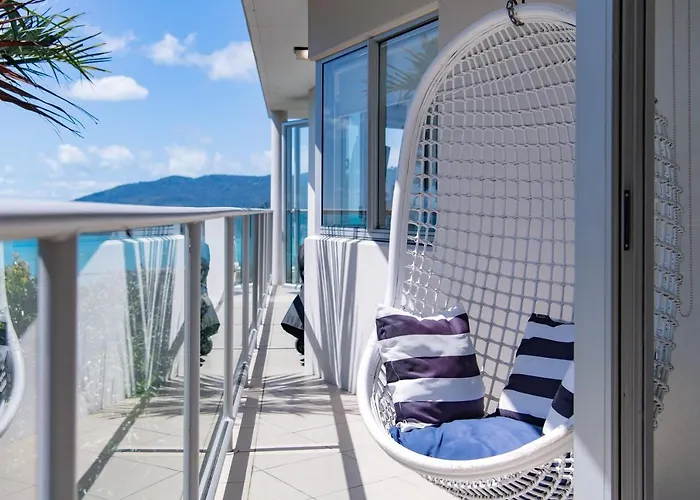 The Top Floor Luxury Accomodation For 2 Spa Bath Airlie Beach