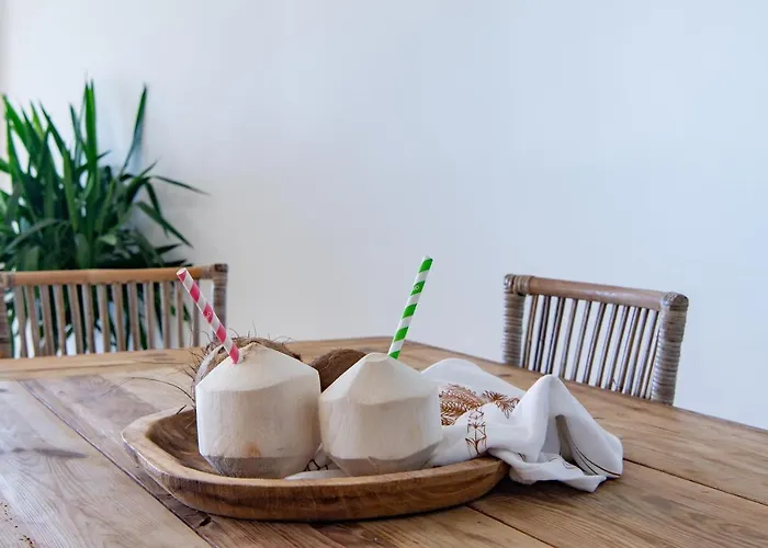 The Top Floor Luxury Accomodation For 2 Spa Bath Airlie Beach