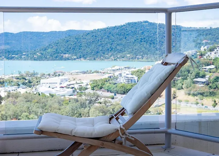 The Top Floor Luxury Accomodation For 2 Spa Bath Airlie Beach