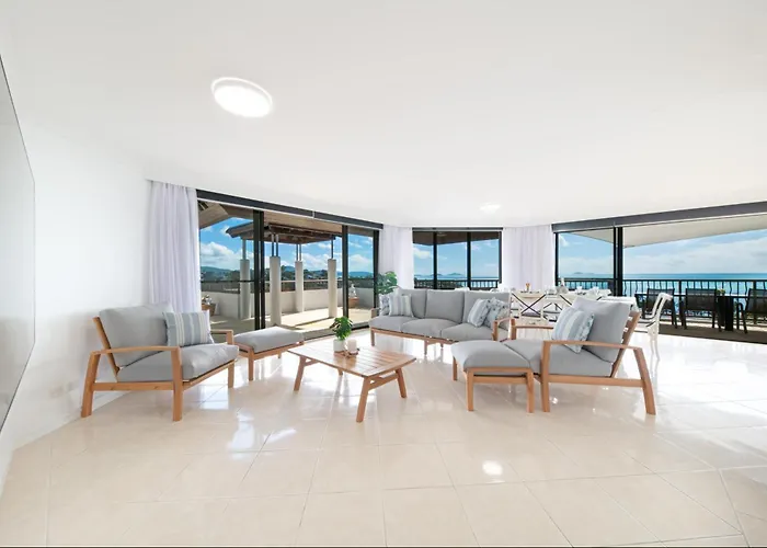 Waters Edge Penthouse Apartment Airlie Beach