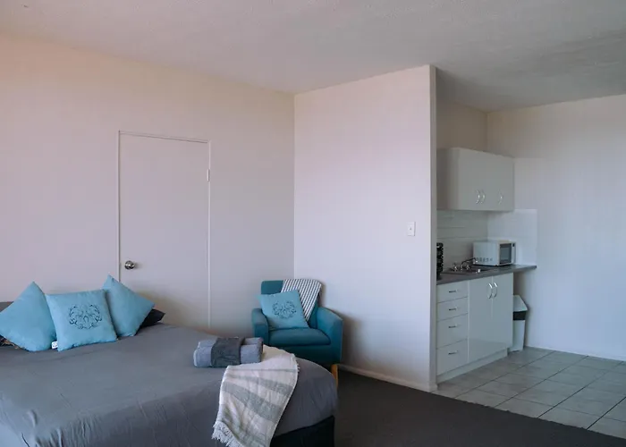 Studio Apartment, Centre Of Airlie With Sea Views Airlie Beach