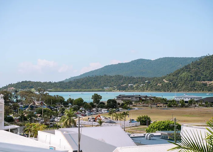 Studio Apartment, Centre Of Airlie With Sea Views Airlie Beach