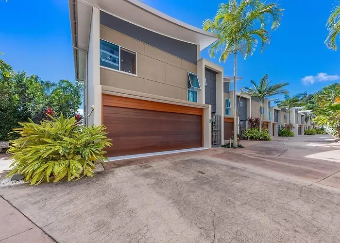 Large, Luxurious Townhouse Stunning Oceanviews Apartment Airlie Beach