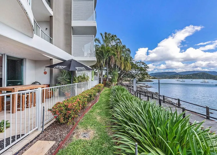 By The Sea Shore With Pool Airlie Beach
